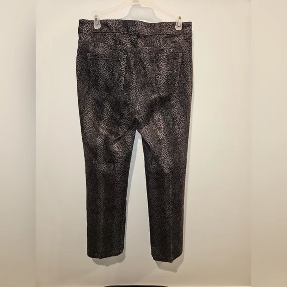 Jones New York Jeans - Black and Gray Snakeskin Look Jeans - size 6 - Picture 2 of 9